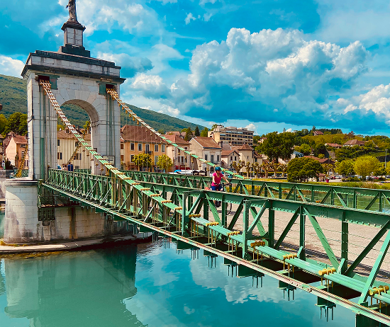 Vue panoramique du pont de Seyssel enjambant le Rhône avec les montagnes alpines en arrière-plan