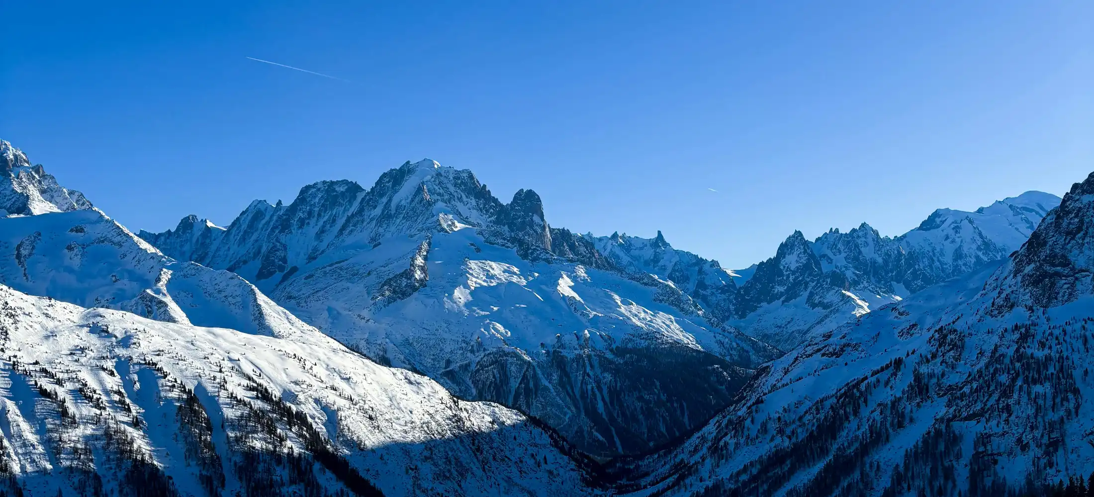Groupe de randonneurs dans un paysage montagneux spectaculaire au coucher du soleil