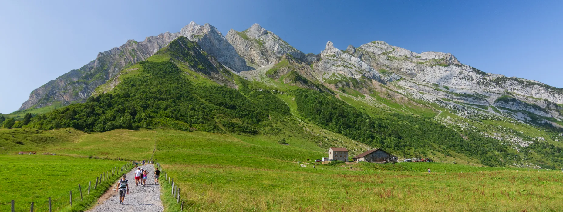 Groupe de randonneurs dans un paysage montagneux spectaculaire au coucher du soleil