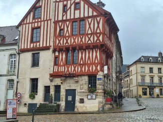 Chemins de Compostelle : Autun - Cluny - France