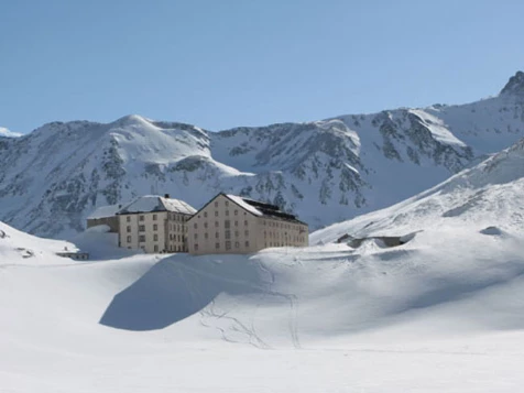 Cols et hospices mythiques des Alpes - Photo 1