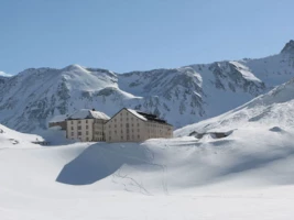 Cols et hospices mythiques des Alpes - Photo 1