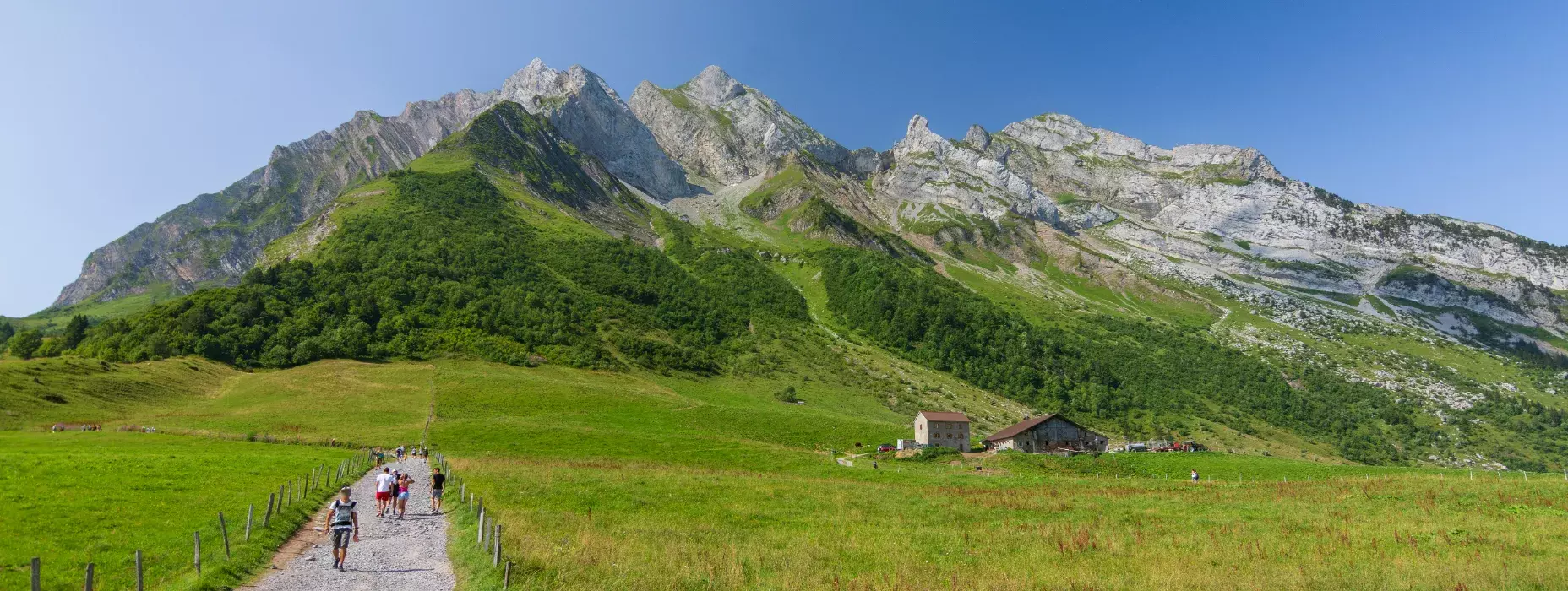 Groupe de randonneurs dans un paysage montagneux spectaculaire au coucher du soleil