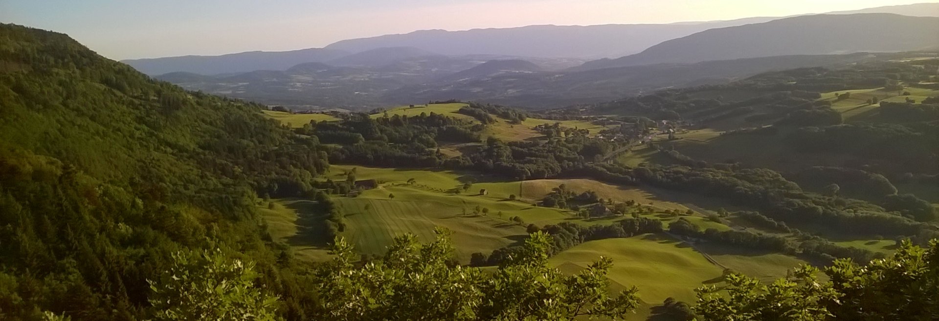 Paysage de montagne et nature en été pour illustrer notre passion de la randonnée et notre philosophie