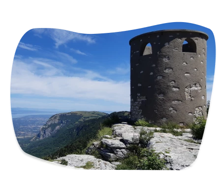 Vu du Mont Salève, depuis lequel on distingue la chaîne du Jura. Les bureaux d'Espace Evasion, agence de séjours en randonnées sont au pied du massif.