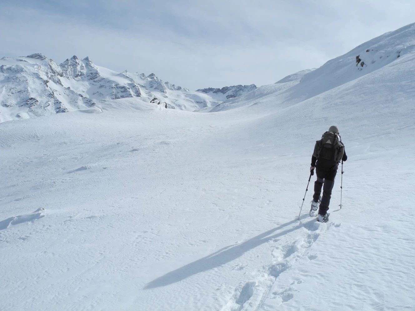 Randonnée d'hiver avec raquettes dans un paysage enneigé